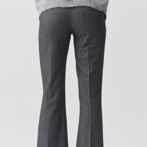 Grå randiga bootcut kostymbyxor - Snygga grå kostymbyxor med vita tunna ränder och bootcut-silhuett. Byxorna har medelhög midja, bälteshällor och klassisk passform. Perfekta för en clean och stilren look. Materialet känns mjukt och följsamt.