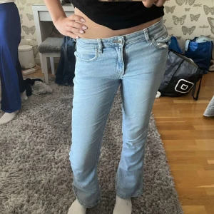 Ljusblå bootcut jeans låg midja - Säljer ett par ljusblå jeans med bootcut passform och låg midja. Dem är super snygga💕men har ett hål i vid ena bakfickan. Men syns knappt. Hålet är vid bild 4. 