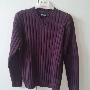 Ribbstickad tröja från Ripley strl M (herr) - Säljer en ribbstickad tröja från Ripley i storlek M. Tröjan har v-ringad halsringning och långa ärmar. Kan hämtas i Vallentuna.