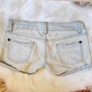 Ljusblåa lowrise lågmidjade jeanshorts - Sååå fina! Pytteliten fläck se sista bild men märks verkligen inte alls