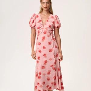 SLUTSÅLD Helt ny Adoore klänning ferrone midi strl 34 - Superfin rosa långklänning med röda blommor, puffiga kortärmar och omlottmodell med knyt i midjan. Klänningen har v-ringning och flowig kjol, perfekt för sommarens alla tillfällen. Materialet känns lätt och luftigt. Strl 34 Helt ny, aldrig använd! Nypris: 1695kr