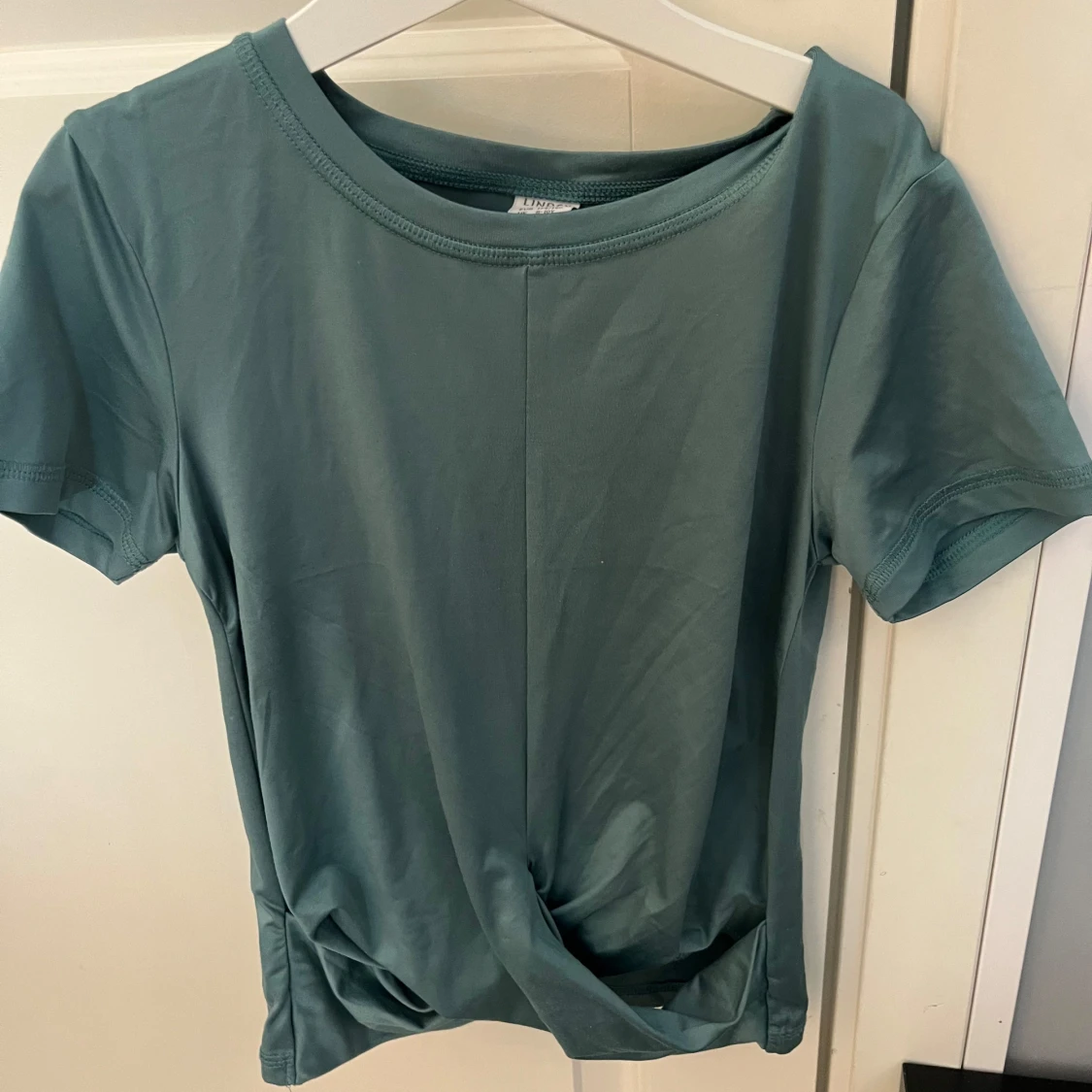 Grön t-shirt med twist från Lindex