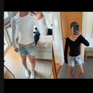 2-pack ribbade långärmade tröjor H&M - Två ribbade långärmade tröjor från H&M i storlek 146/152. En är vit med rund halsringning och den andra är svart med v-ringning. Båda är i mjuk bomull och har en slim passform som sitter snyggt till jeans eller kjol. Aldrig använd💞