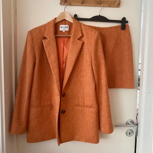 Orange kavaj- och kjol set från NA-KD - Orange set från NA-KD i jättefint skick.