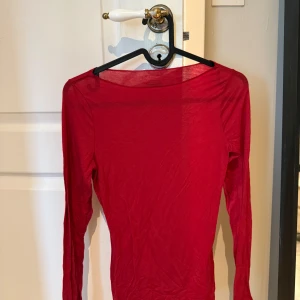 Intimissimi tröja - Snygg röd långärmad topp med enkel och stilren design. Tunn och mjuk känns skön mot huden. Perfekt att matcha med jeans eller kjol för en clean look. Rundad halsringning och figurnära passform. Aldrig använd