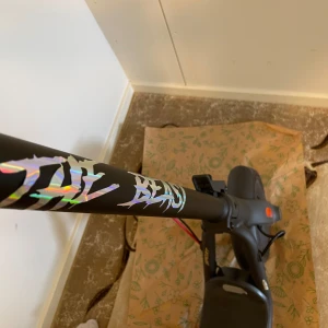 Navee v25 pro  - Navee v25 pro med lite mod, stickers och peak motor på 600w, köpt för 3499kr men nu kostar dom 4199kr 