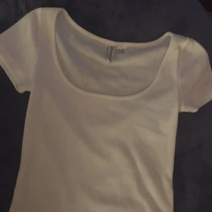 Vit ribbad topp från H&M Divided - Säljer en vit ribbad topp från H&M Divided!! Jättefina mönster!! 😇😇 använt fåtal gånger! Tryck gärna på köp nu😋😋