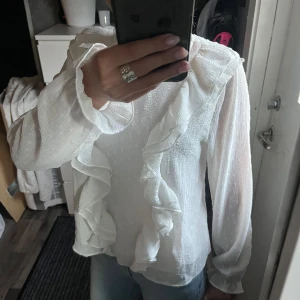 Volang blus - En fin blus från GinaTricot med fina volanger. 