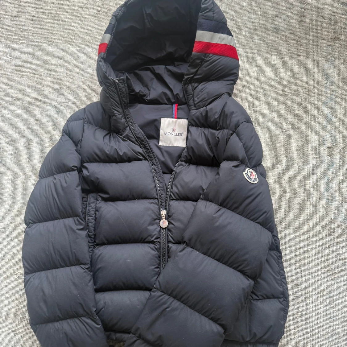 Svart Moncler dunjacka med huva - 2