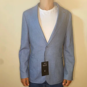 Kavaj - Riktigt snygg kavaj från Digiel i storlek Eu 46. Kavajen är helt ny! Nypris:2200kr mitt pris: 800kr! Hör av er vid frågor och funderingar!