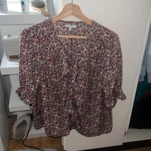 Blommig blus  - Den är helt som sagt oanvänd. Jätte fin pass form. Skönt luftigt material 