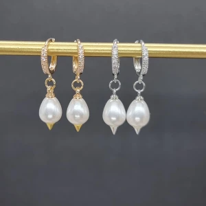 Örhängen - Säljs i par i silver och guldfär. Ett par örhängen kostar-180kr.Längd-3cm