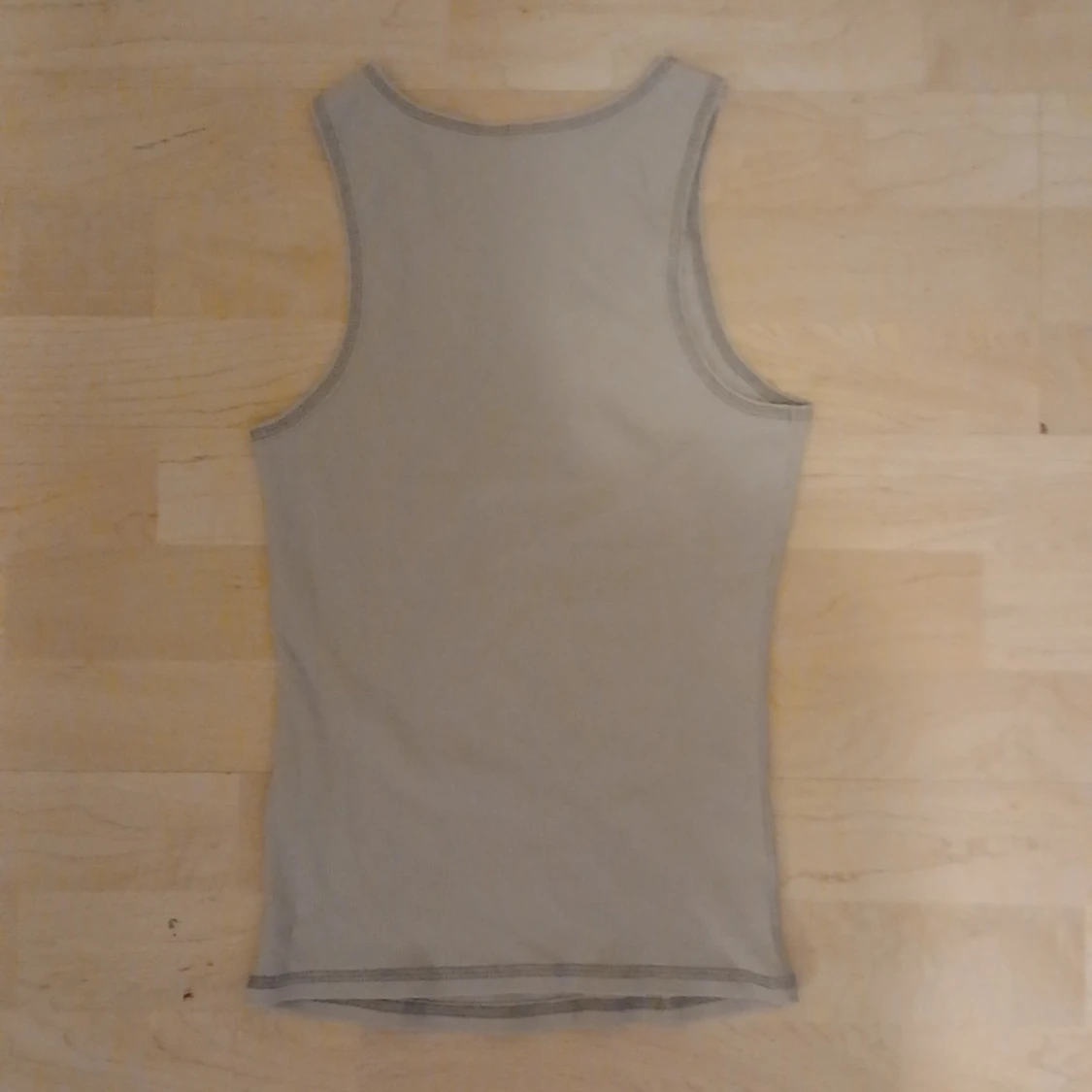 Ljusgrå ribbad linnetopp  - 1