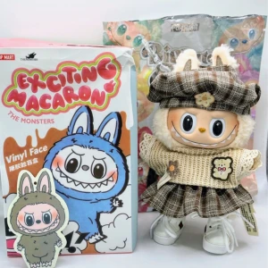 Lafufu Soymilk med snygga kläder & skor - Jättesöta offwhite färgade Lafufu Soymilk Exciting Macaron med jättegulliga kläder! Hon har på sig en beigefärgad top med virkad spetsärm och söta dekorationer, en kort veckad brunrutig kjol och en matchande basker med hål för hennes öron Hon har oxå ett par ursnygga vita sneakers med knytband Soymilk har vridbart huvud, händer & fötter  Hon saknar dock pyttelite färg på nosen, fast det syns knappt. Hennes orginalkartong och foliepåse ingår oxå, dom är dock öppnade Hittade inte Soymilk kortet, s