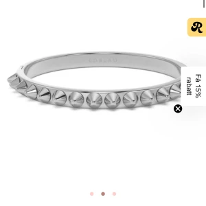 Silvrigt armband med nitar från Edblad - Snyggt och stilrent armband i silverfärgad metall från Edblad. Armbandet har en cool design med rundade nitar runt hela bandet som ger en edgy vibe. Perfekt för dig som gillar att sticka ut med dina accessoarer. Orginalpris är 599❤️