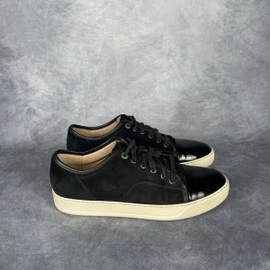 Lanvin DBB1 - Hej säljer nu mina fina Lanvin skor i storlek UK 9, motsvarar cirka storlek 44. De är i nyskick 9,5/10 och kommer vara otroligt snygga framåt hösten. Nypris cirka 5200kr! Vi kommer att sälja liknande produkter i höst så glöm inte följa profilen!🌊🍾