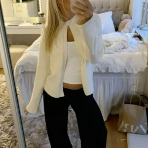 Stickad kofta - Lånade bilder! Så fin kofta från Gina Tricot, knappt använd. Skriv gärna för egna bilder! 💕