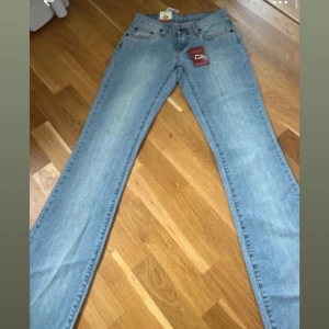 Dallas Jeans 527 ljusblå bootcut - Ljusblå lågmidjade  jeans från Dallas Jeans, modell 527, med klassisk bootcut och normal passform. Jeansen har fyra fickor, knapp och dragkedja. För dig som är lång passar dom skit bra för jag är 171 o har svårt o hitta jeans o dom satt jätte långa snygga. 