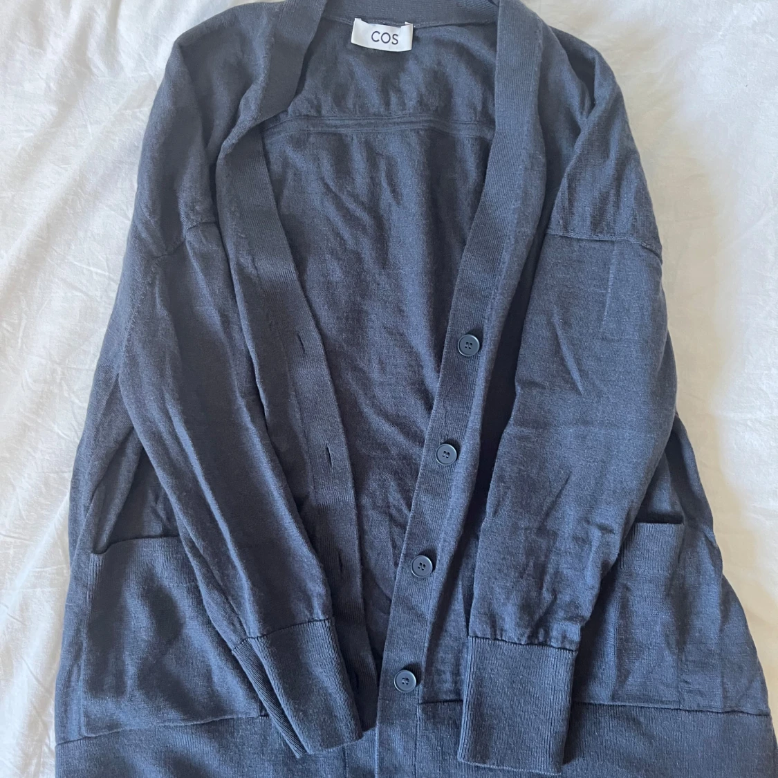 Mörkgrå kofta från COS