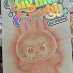 The Monsters Vinyl🩵❤️Big into Energy  - Upptäck söta och busiga monster med stora ögon och fluffiga dräkter! Perfekt för dig som gillar samlarfigurer och cool design. Boken har färgstarka illustrationer och en lekfull stil som passar unga och unga vuxna som vill ha något unikt och roligt.