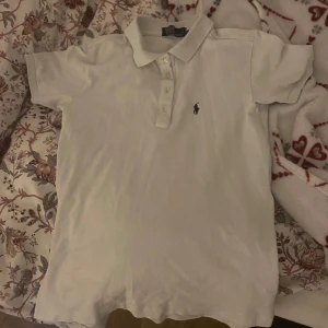 Ralph lauren polo tröja  - Säljer en vit Ralph lauren polo tröja i strl M, passar mer xs-s, mycket bra skick! Säljer den för 200kr + frakt!
