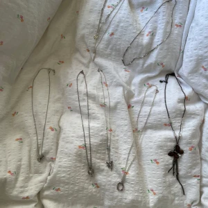 7st halsband  - Alla för 80kr💞 kan även sälja dem styckvis för den som är intresserad😊 ett halsband säljs för 20kr🫶🏼