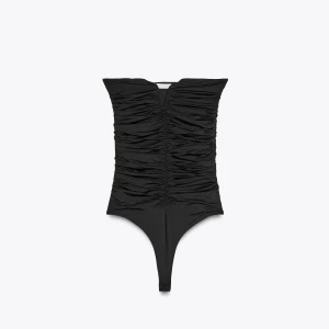 Svart ruched bodysuit med v-ringning - Snygg svart bodysuit med ruched detaljer och v-ringning framtill. Modellen är ärmlös och har en tight passform som framhäver siluetten. Perfekt att styla med jeans eller kjol för en trendig look.