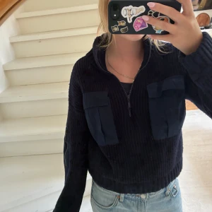 Mörkblå stickad tröja Baum und Pferdgarten - Mörkblå stickad tröja från Baum und Pferdgarten, nypris runt 3000. med half zip och höga ribbade krage, två stora fickor framtill och en ficka med dragkedja på ärmen. Perfekt till jeans💖 Inte använd 