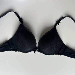 Push-up BH 75A - Svart push-up BH från Hunkemöller i storlek 75A. Använd en gång.