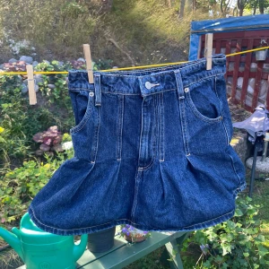 Blå jeanskjol med volang från Zara - Blå jeanskjol från Zara i storlek XS. 