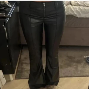 Skinnbyxor - Så najs skinnbyxor, obs! De är stora i storleken och sitter perfekt på mig som har S! de har ett litet hål på sidan som knappt syns