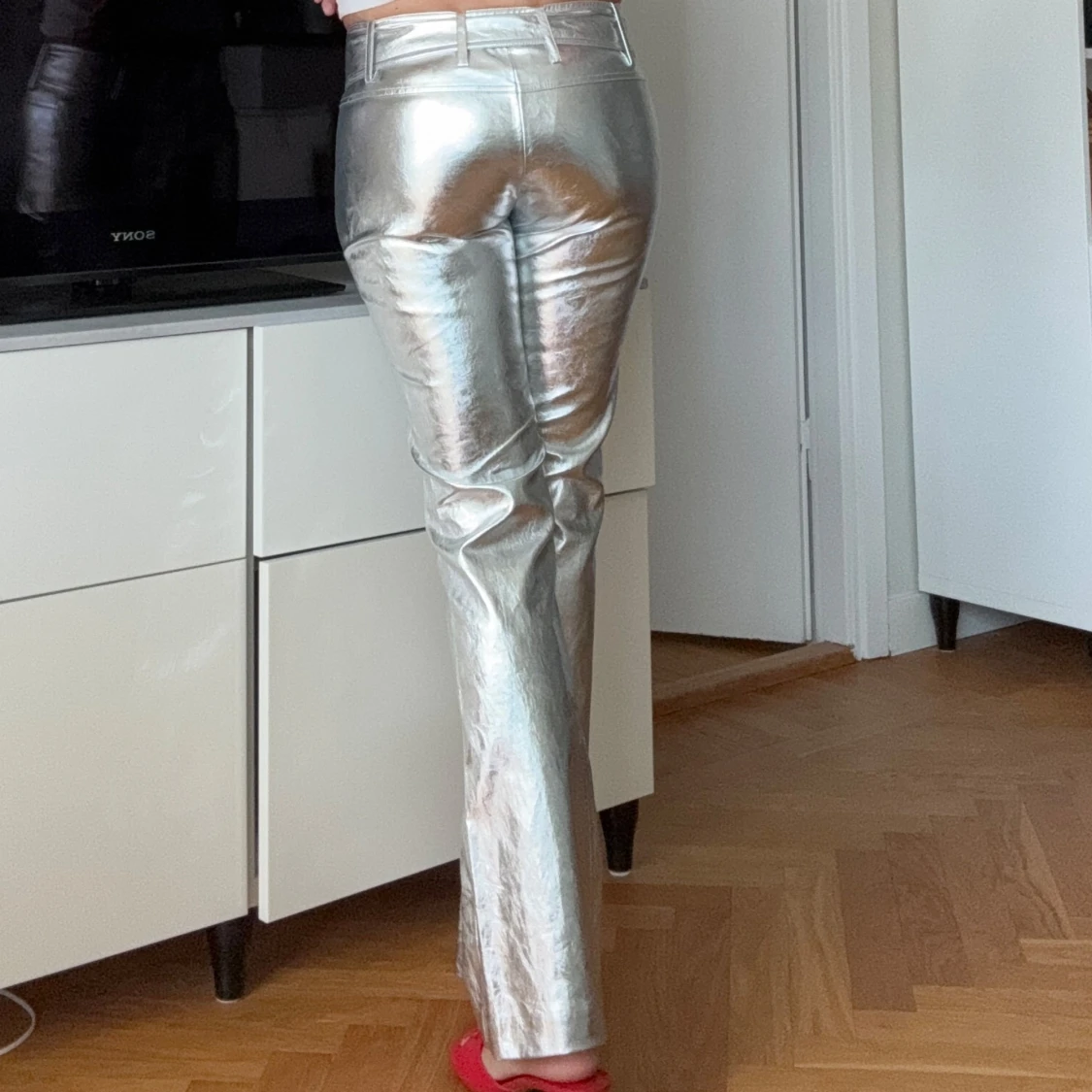 Silvriga lågmidjade bootcut byxor från Mango - 1