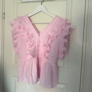 Topp - Säljer denna superfina toppen från YAS. Storlek 36. Nu utan prislapp. Orginalpris 799, säljer för 499. Det går bra att använda köp nu💕