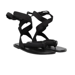 Svarta sandaler med knyt från Ganni - Snygga svarta sandaler från Ganni med platt lädersula och breda tygband som knyts runt ankeln. Så cool vibe. Perfekta för varma dagar och lätta att matcha med olika outfits.