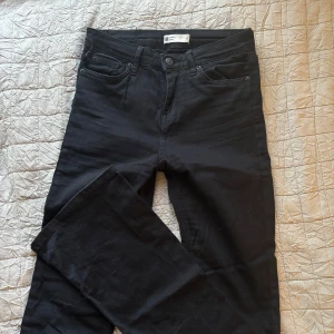 Svarta jeans från Gina - Säljer dem här svarta jeansen från Gina tricot då de inte kommer till användning längre🤍