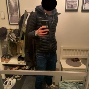 Peakperformance jacka - Säljer denna snygga peakjacka perfekt nu till hösten. Lite småhål på armarna men ihopsydda snyggt och prydligt. Annars inga defekter. Säljer för jag har växt ut den. Skriv vid minsta fundering!