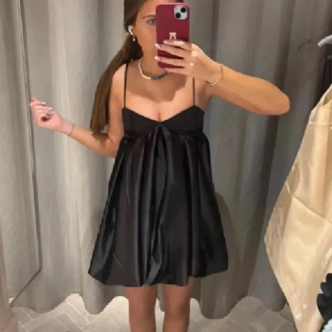 Svart satin klänning