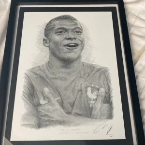 Mbappé tavla signerad  - En tavla av mbappe som är signerad 