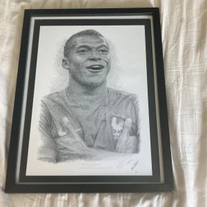 Signerad Mbappe tavla  - En signerad tavla och en ritad bild av Frankrikes striker Kylian Mbappe 