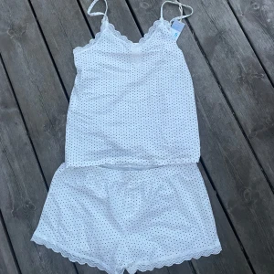 Prickig pyjamas  - Säljer denna jätte söta prickiga pyjamasen som är helt ny i stl s💕🙌🏽