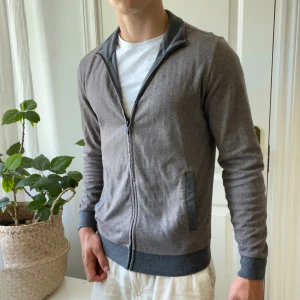 Massimo Dutti cardigan / full zip  - Inga defekter! Modellen bär S och är 180,75 kg. Riktigt fet. Kom med frågor! 🙌