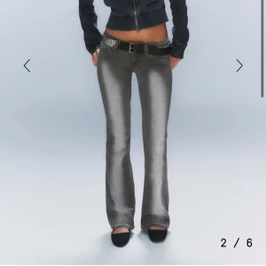 grå weekday jeans - säljer nu mina grå jeans från weekday, bara att fråga om fler bilder☺️ pris kan diskuteras 