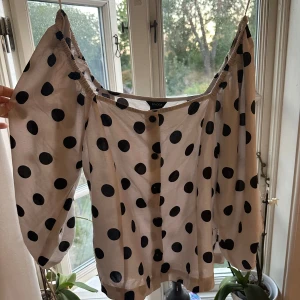 Prickig blus - Jätte fin blus från Lindex i storlek m som jag har sytt in i midjan så den sitter lite mer figursydd