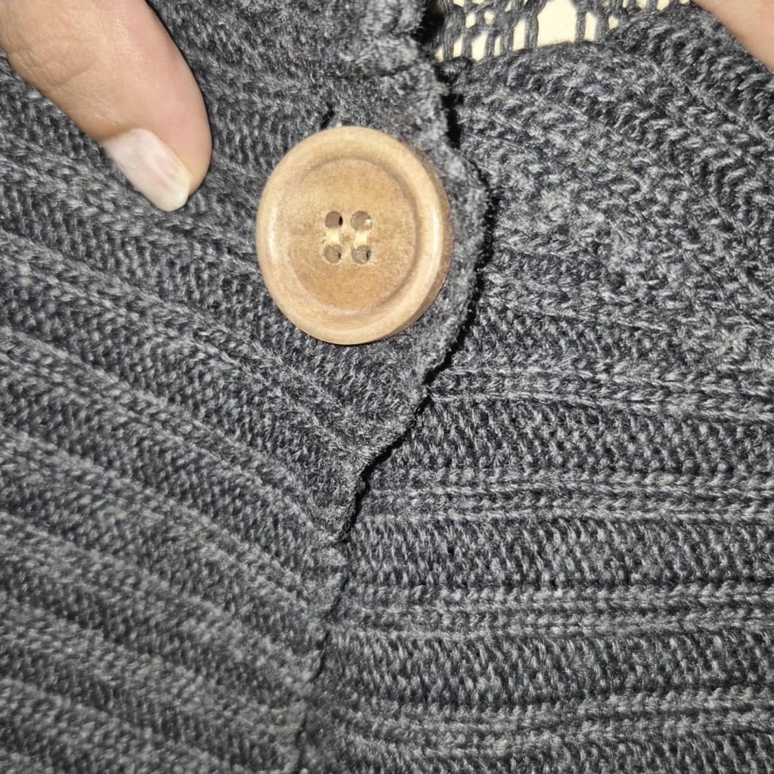 Mörkgrå stickad kofta med knapp - 1