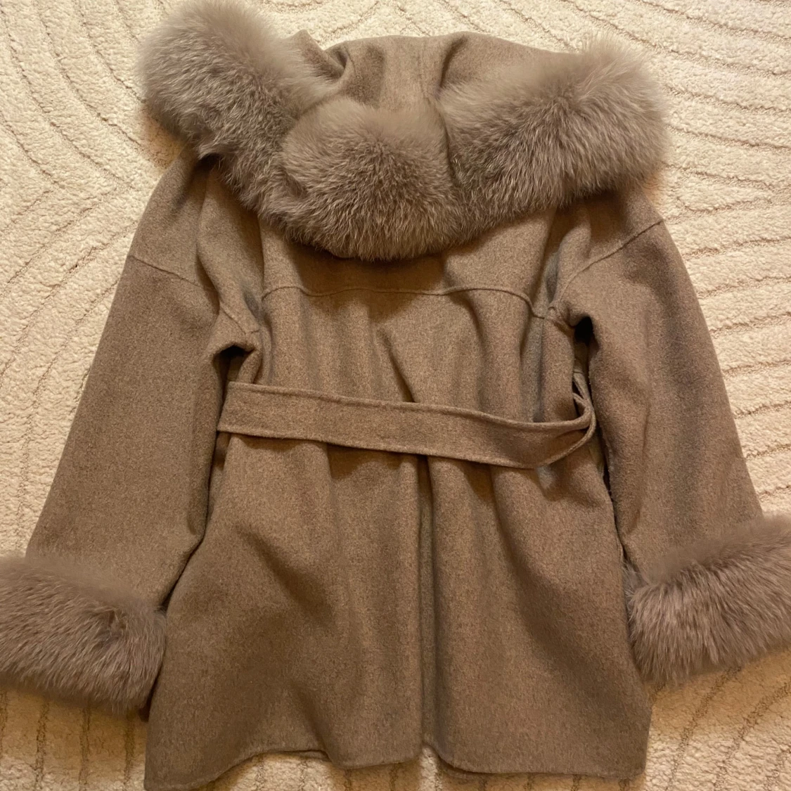 Beige kappa med pälsdetaljer och huva - 1