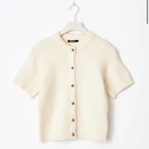  kortärmad kofta från Gina Tricot - Superfin krämvit kofta från Gina Tricot, säljer då den inte kommer till användning 