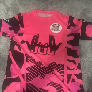 Jul tishirt - Bara använd ett få tal gånger, inga skador eller smuts fläckar storleken är S men passar även mig som är xs 🩷