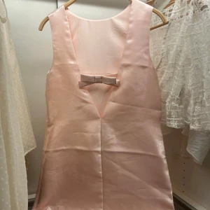 Rosett klänning  - Säljer denna oanvända klänning från hm som är så fin och älskar den raka modellen, har för mycket kläder så rensar, helt ny med prislapp kvar 