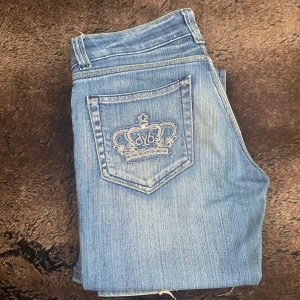 Lågmidjade Victoria Beckham jeans - Köpte dessa jeans för inte så länge sedan, var tyvärr lite för små så användes inte så ofta. Nu har jag växt ur dem och säljer därför. Men jättefina jeans med nästan inga defekter. Storleken på etiketten är 28 tum och är för små för mig som har str 38 i damstorlek normalt sätt. Diskuterar inte priset❤️❤️