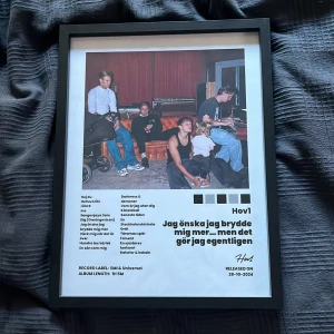 Hov1 affisch - Hov1 affisch av deras två senaste album. Egen designat med alla deras låtar från ”jag önska jag brydde mig mer” och ”men det gör jag egentligen”. Perfekt design i ditt rum! TAVELRAM INGÅR EJ!